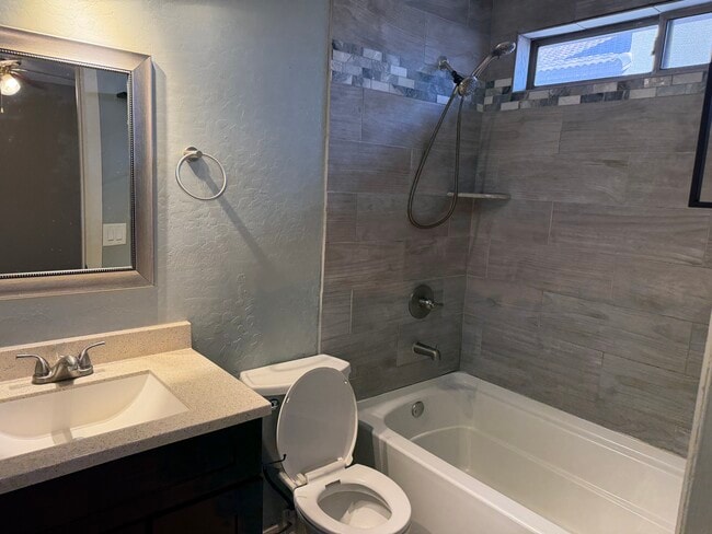 Foto del edificio - 1347 E 10th Pl