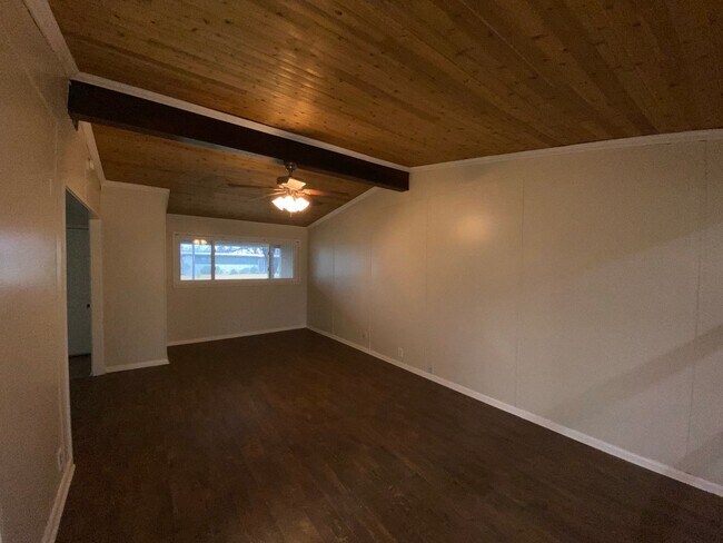 Building Photo - Cozy and beautiful 3 bedroom 2 bathroom ho...