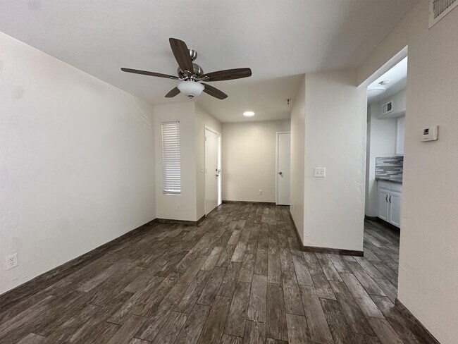 Foto del edificio - 2601 W Broadway Blvd