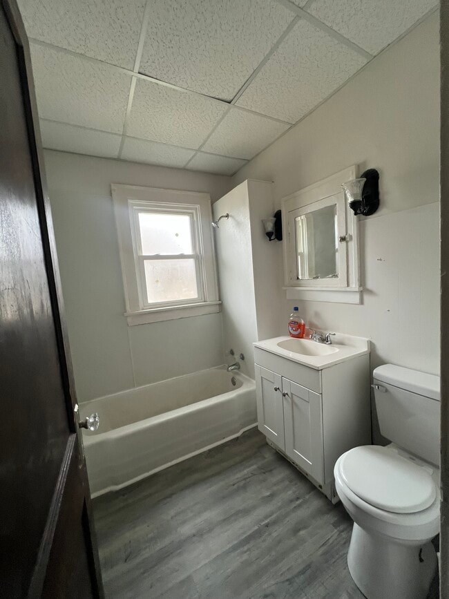 Building Photo - 1023 W Columbia Ter