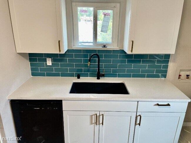 Building Photo - 2 br, 1 bath Townhome - 1168 N Gladstone Ave