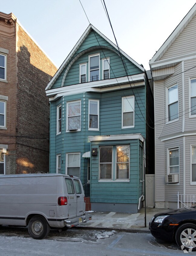 Building Photo - 907 18th St