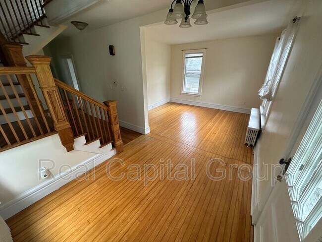Foto del edificio - 74 Pawling Ave