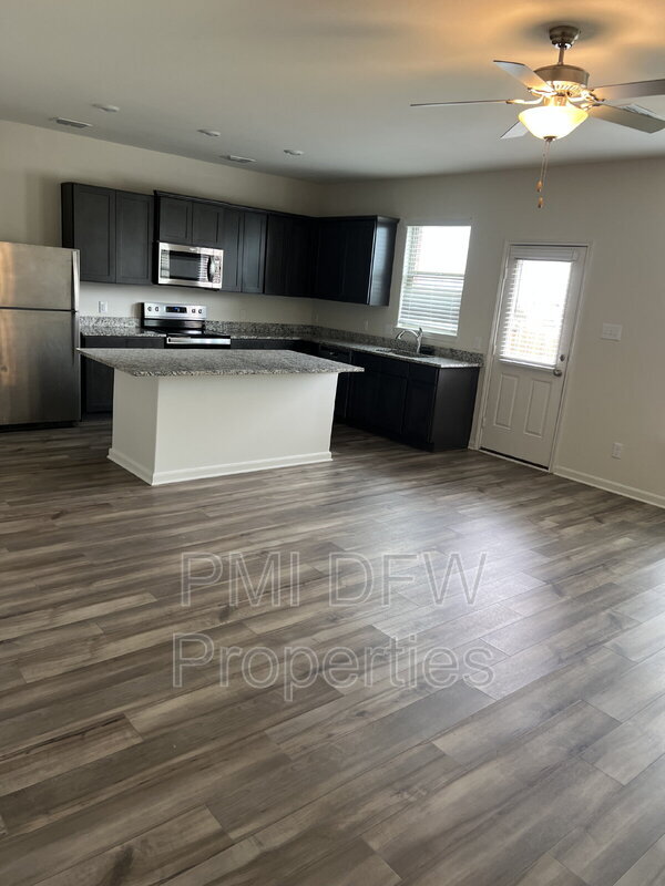 Building Photo - 640 Aqueduct Dr