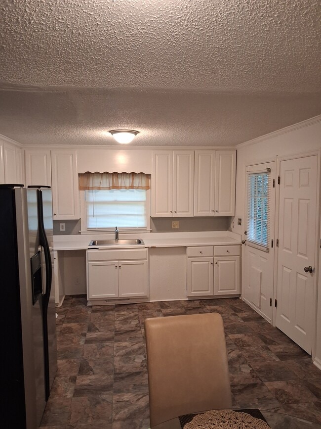 Kitchen - 2557 Delano Dr