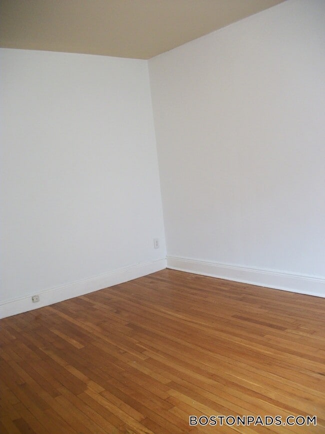 Building Photo - 137 Park Dr