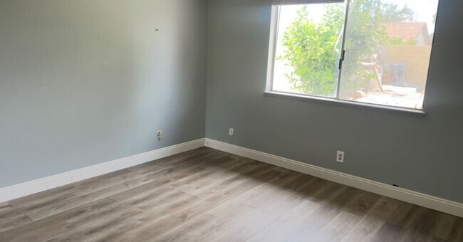 Foto del edificio - 4 BEDROOMS 2 BATHS HOUSE AVAILABLE FOR RENT