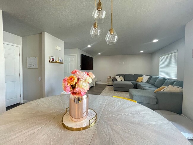 Foto del edificio - Great Home Available August 1.