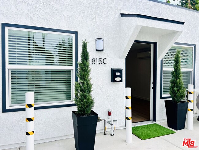 Foto del edificio - 815 W Glenoaks Blvd