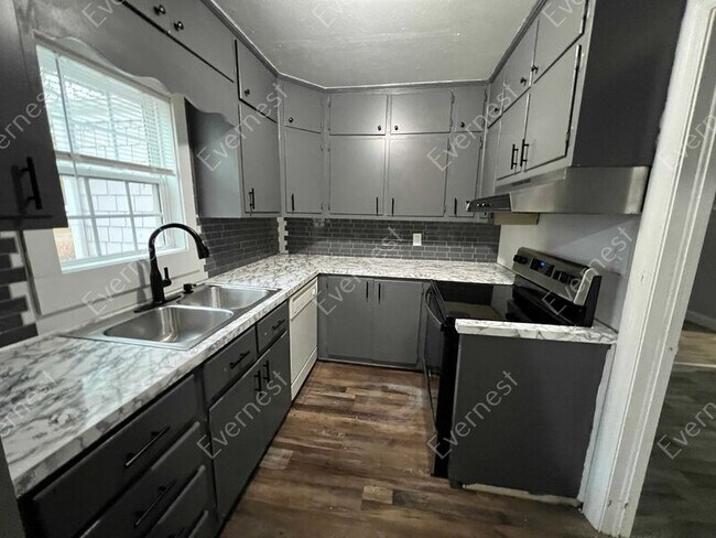 Foto del edificio - 913 Meadowbrook Dr