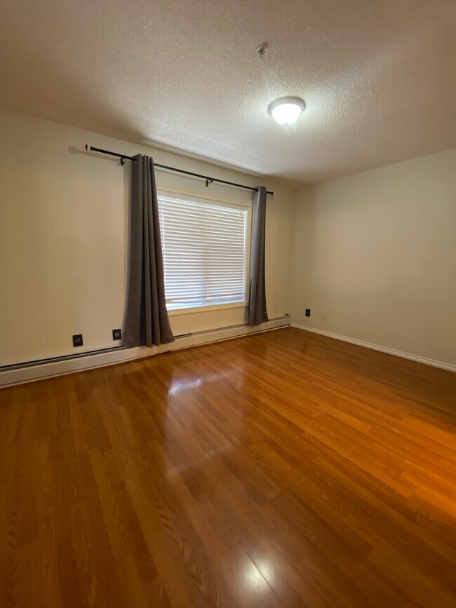 Photo du bâtiment - 2-Bedroom Downtown Calgary Rental | Walk to Stampede Station | 1 Month Free