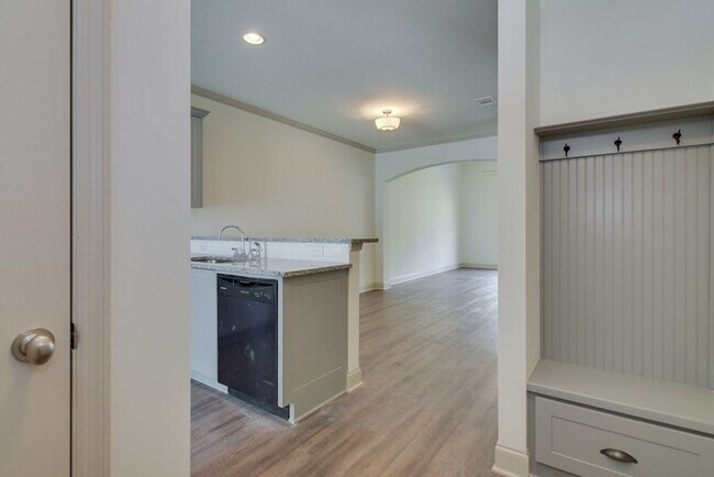 Building Photo - Beautiful End Unit Townhouse