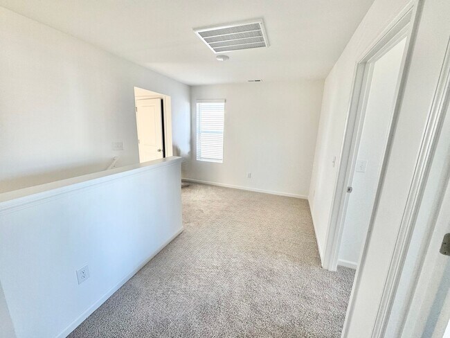 Building Photo - BEAUTIFUL New 3 br 2.5 ba home with loft and  lux primary suite