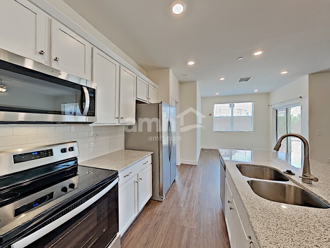 Foto del edificio - 5927 W Larkspur Dr