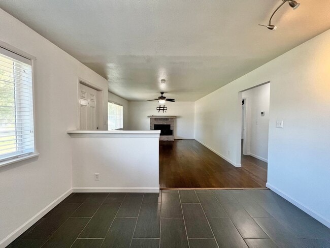 Building Photo - 3 Bedroom, 2 bath house