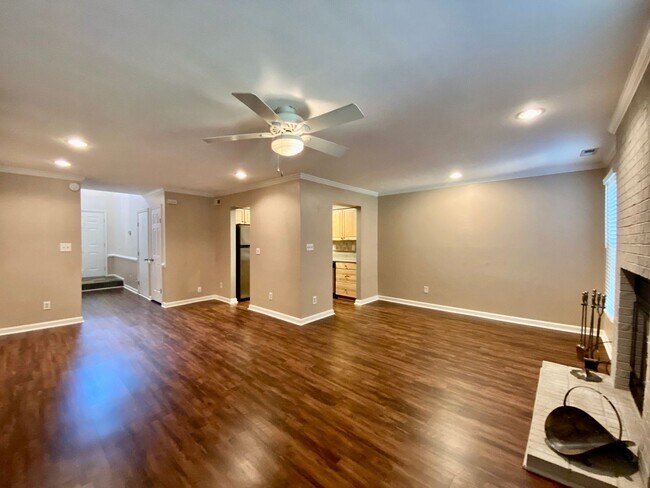 Building Photo - Fantastic 2-Bedroom Townhome In Linkhorn! ...
