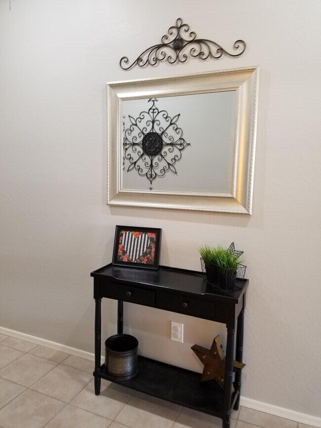 Foto del edificio - 1932 E Ravenswood Dr