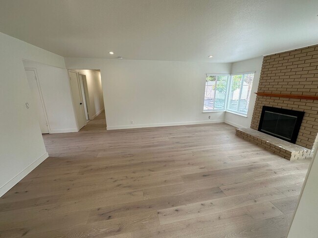 Foto del edificio - 4 Bed 2 Bath Single Family Home In Walnut Creek (Remodeled)