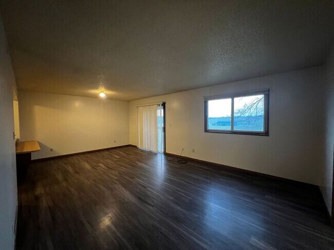Foto del edificio - $1,095 | 2 Bedroom, 1 Bathroom Condo | No Pets | Sublease* | Available for October 1st, 2026 Move...