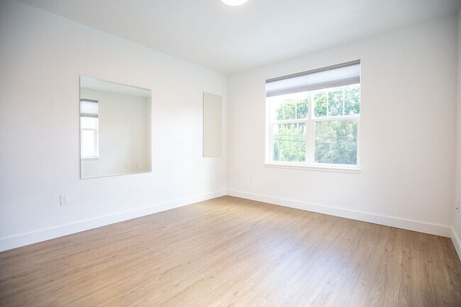 Foto del edificio - Detached above Garage Studio Available in SE - Brooklyn Neighborhhod