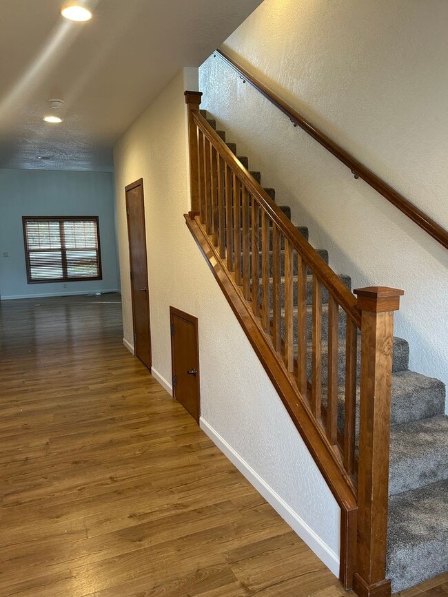 Building Photo - 2 Bedroom 1.5 Bath Townhouse