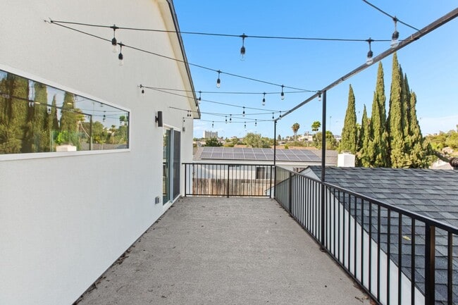 Building Photo - Private balcony + private patio!