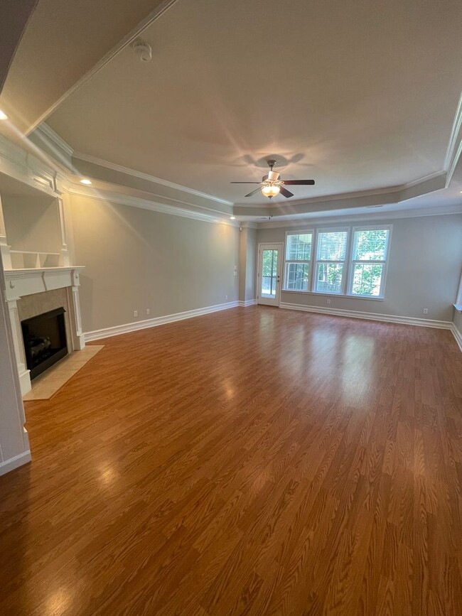 Building Photo - 3 Bedroom, 2 Bath Townhome Minutes from Ha...