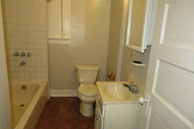 Bath with tub - 1345 Highbrook St