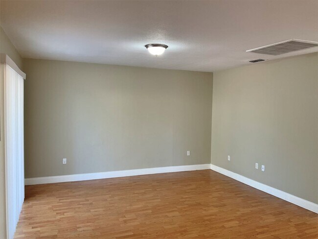 Building Photo - 614 W Windhorst Rd