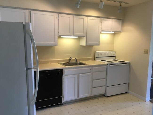 Foto del edificio - Large 2 Bdrm/2 Bath Condo 1 mile from Lake...