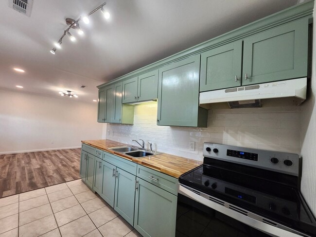 Building Photo - Newly Renovated 2 bedroom, 1 bathroom Apar...