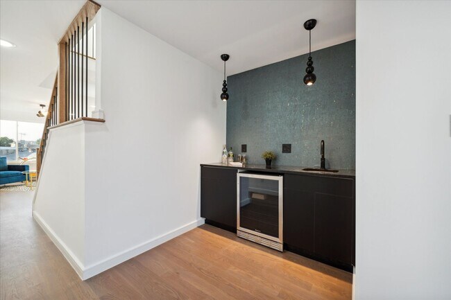 Foto del edificio - ONE OF A KIND! NEW LUXURY HOME with ROOFTO...