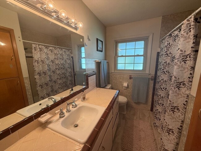 Building Photo - Stunning 3 bedroom, 1.5 Bath in Tulsa