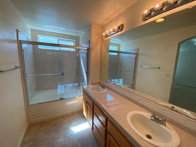 Foto del edificio - Beautiful 5 Bedroom Home