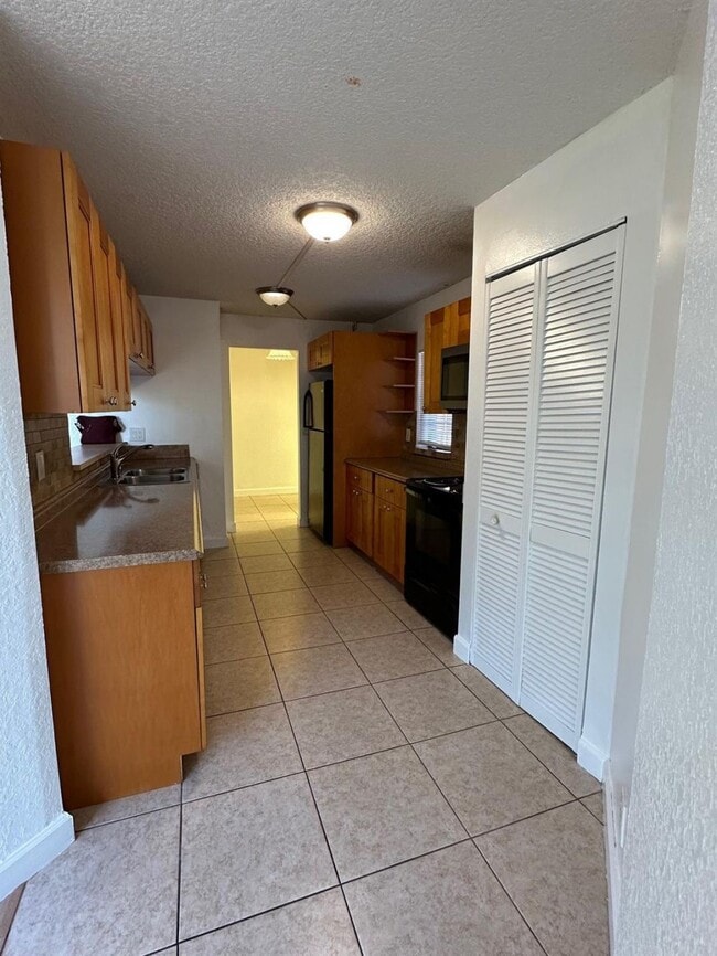 Foto del edificio - 8135 Sunrise Lakes Blvd