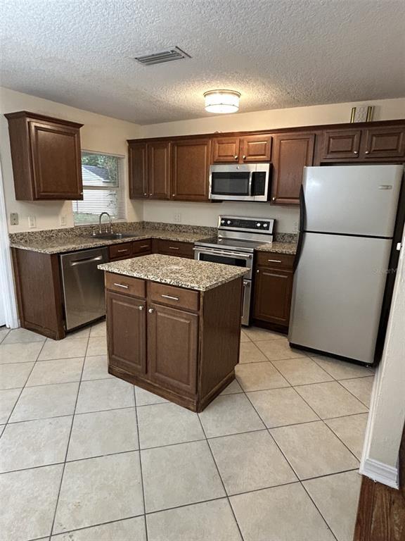 Foto del edificio - 2899 E Crooked Lake Dr
