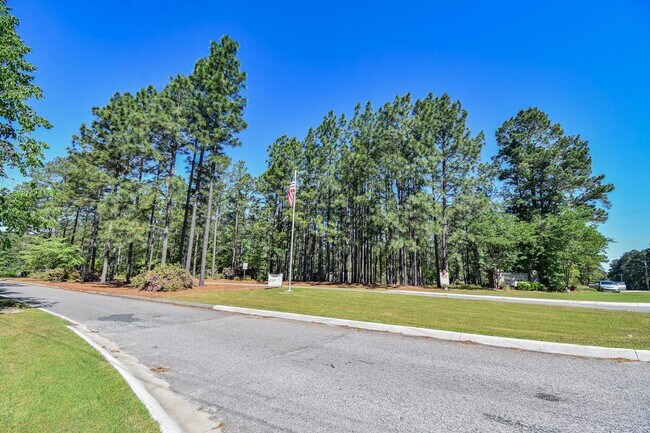 Foto del edificio - 66 Forest Pond Rd