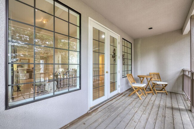 Foto del edificio - Huge house in a well desired neighborhood off of Johnson Avenue