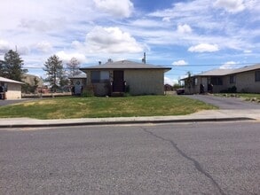 Building Photo - 1323 S Skyline Dr