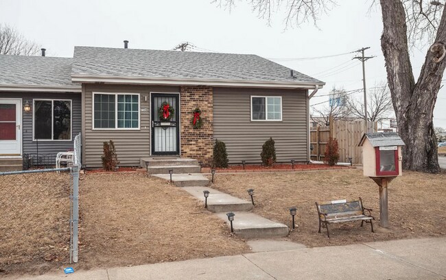 Building Photo - 4 Bed/2 Bath Duplex for Rent in NE Minneap...