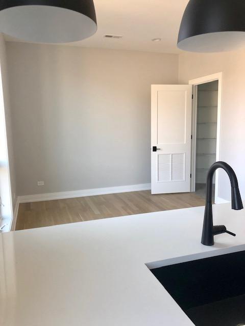 Building Photo - 1 bedroom in Chicago IL 60657