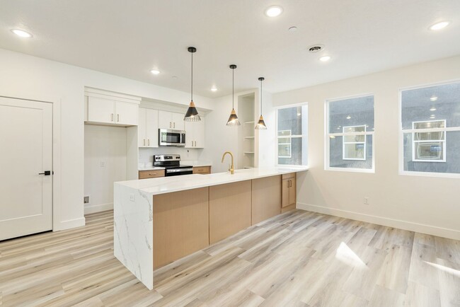 Building Photo - 3 Bedroom/2.5 Bathroom Townhome in Salt La...