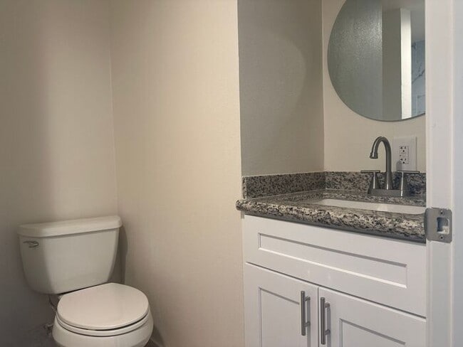 Building Photo - Situated in the Community of Newhall