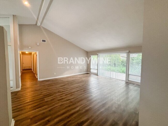 Foto del edificio - 6222 Elm Square E