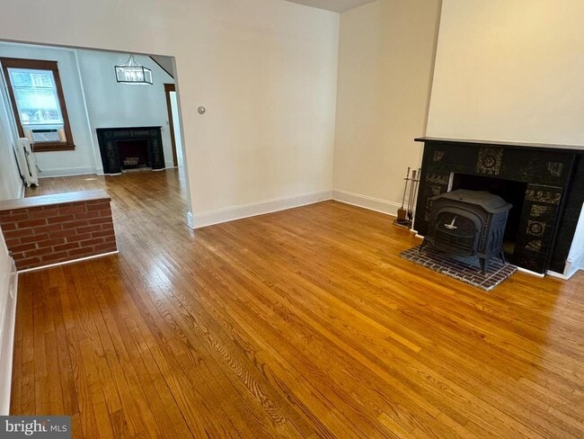 Foto del edificio - 112 E 3rd St