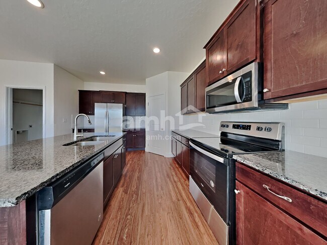 Building Photo - 5043 W Milliron Dr