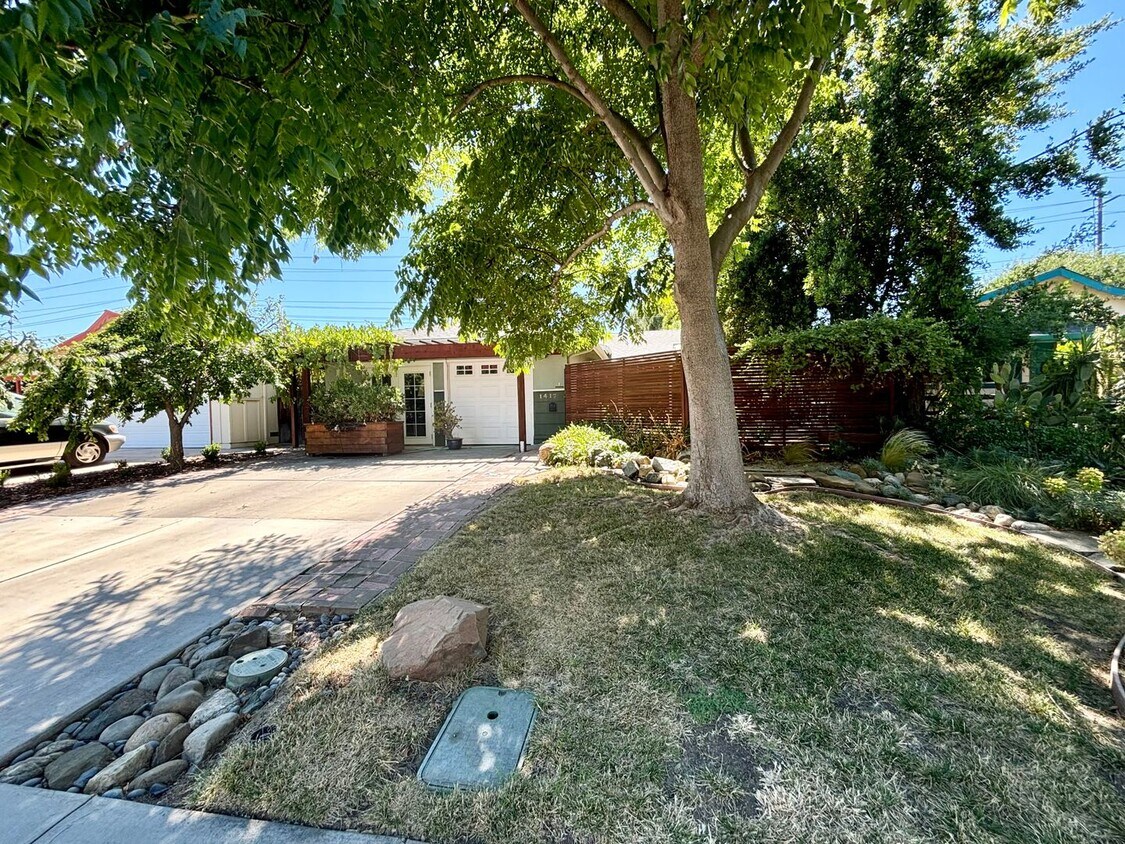 Primary Photo - Adorable 3 bed 1.5 bath with bonus room bu...