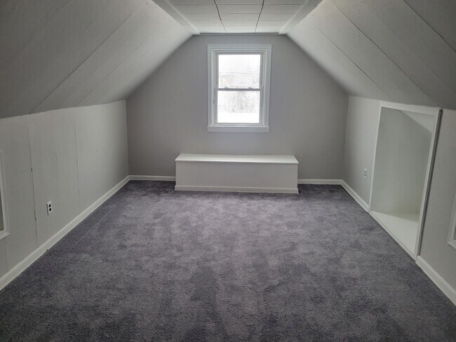 Foto del edificio - Charming Three-Bedroom Home in DeVeaux Nei...