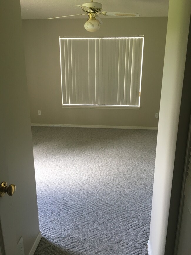 Building Photo - Three Bedroom Two Bath Home in N Lakeland