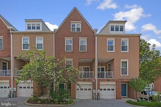 Building Photo - 2333 Cambridge Walk